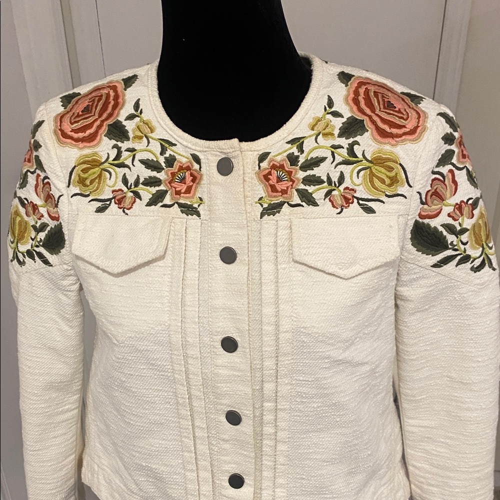 BCBG MAX Azria
Off-White long sleeved floral Embroidered Jacket Size X-Small - Picture 10 of 17